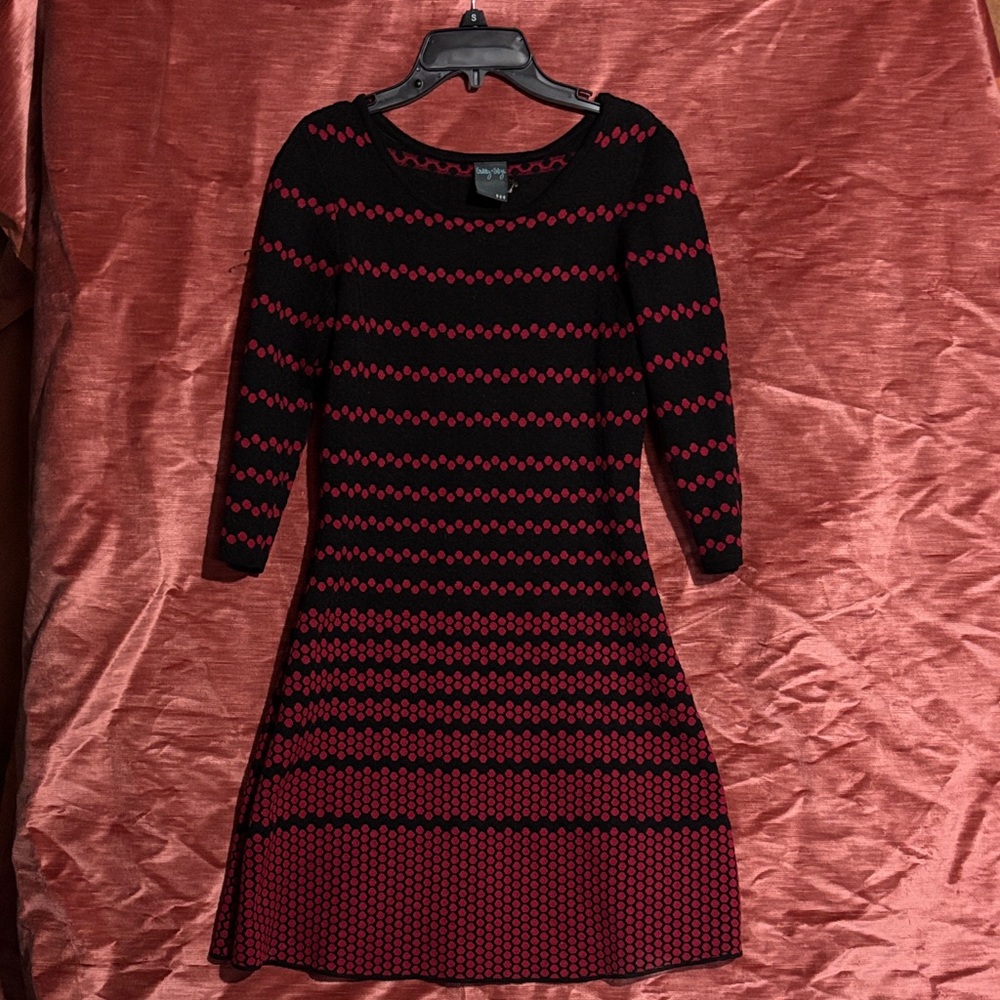 Gabby Skye Black and Red Long Sleeve Dress